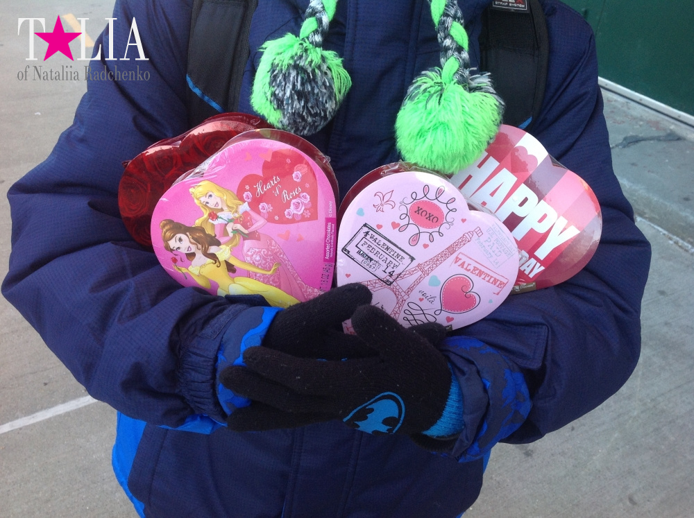 Мы идем в школу поздравлять наших девочек!