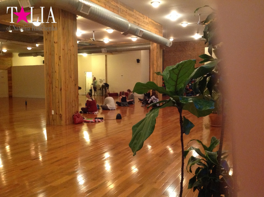 Студия Yoga to the people, Аппер Вест Сайд Манхэттена, Нью-Йорк