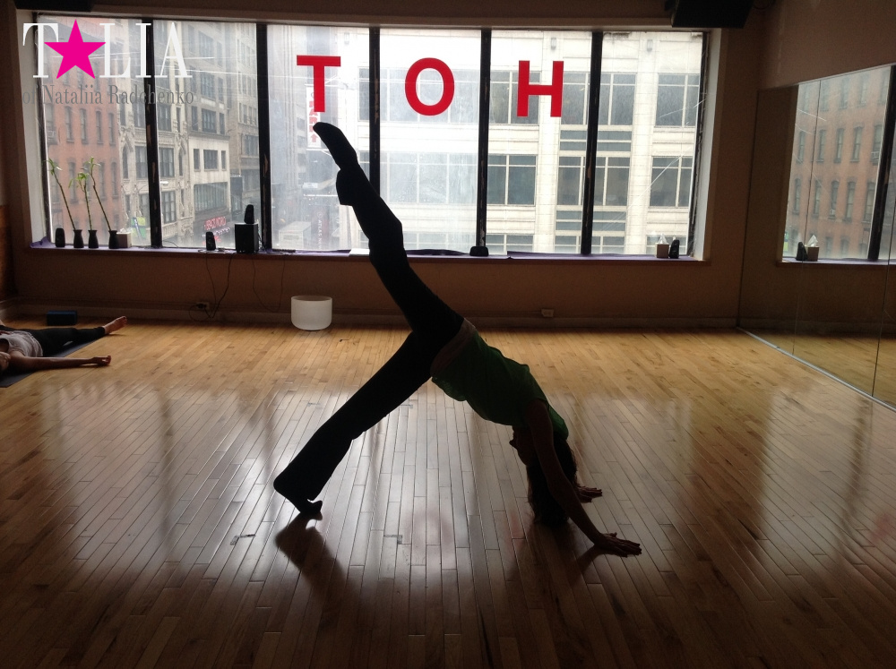 Студия Yoga to the people, Таймс Сквер, Манхэттен, Нью-Йорк