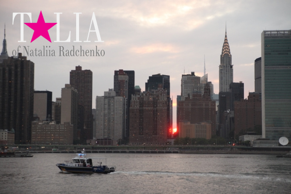 Закат, скайлайн Манхэттена и Закат и Небоскреб Крайслер Билдинг, Нью-Йорк (Chrysler Building)