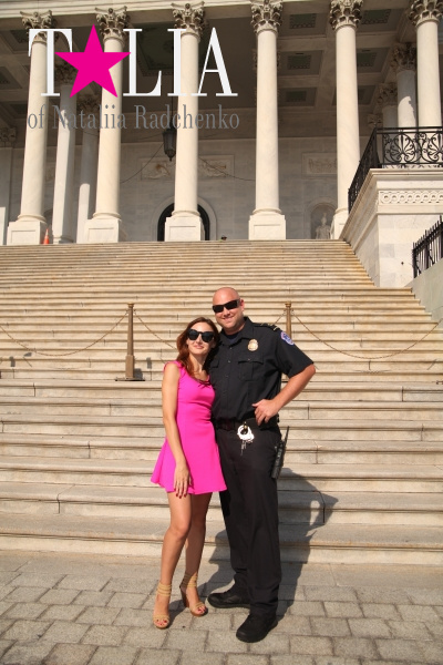 Секьюрити в Капитолии Вашингтона вежливо спросил - хотела ли бы я сфотографироваться с ним? Да, я всю жизнь об этом мечтала! :)