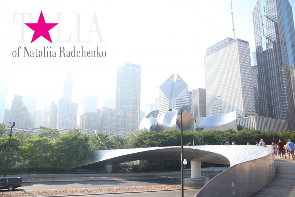 Необычный пешеходный мост BP Pedestrian Bridge в Миллениум парке Чикаго