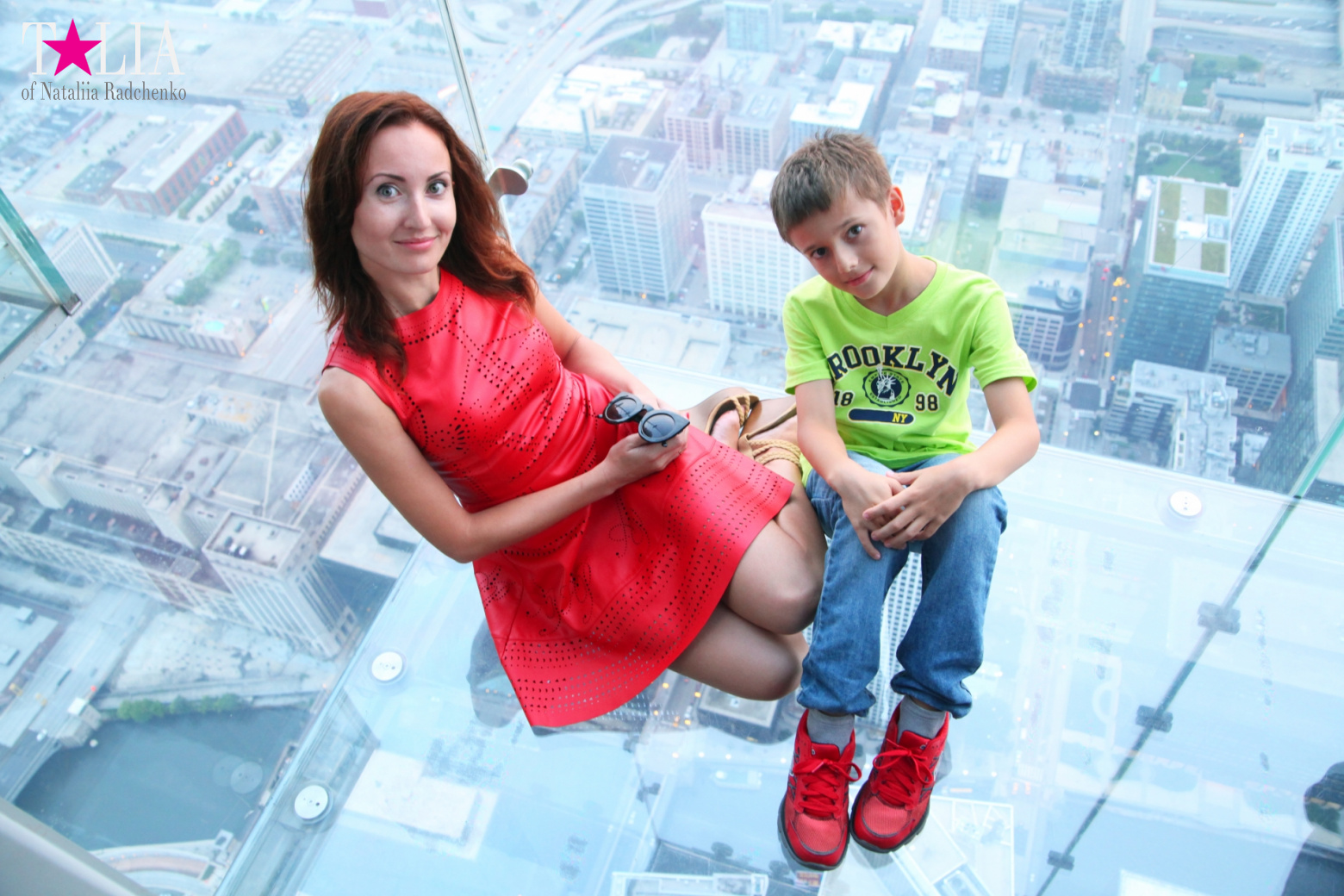 Сидеть на хрупком стекле на высоте пол километра над землей и при этом быть в безопасности! Это - Америка! (Чикаго, Иллинойс)