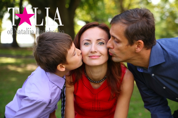 Если Вы целуетесь на улице - за Вас порадуются или не обратят внимания! :)