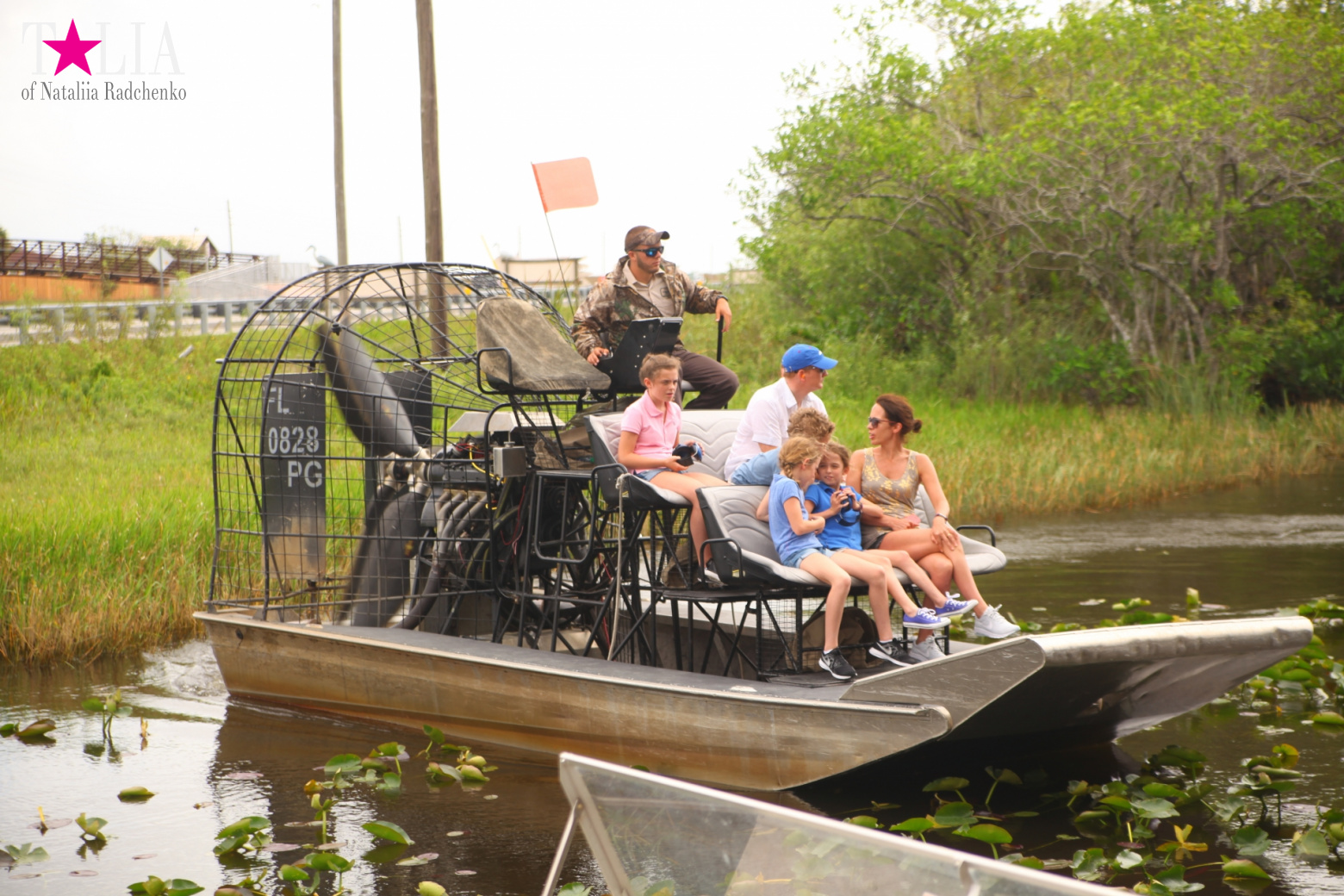 Катание на лодках по болоту с крокодилами в Gator Park, Эверглейдс, Майами