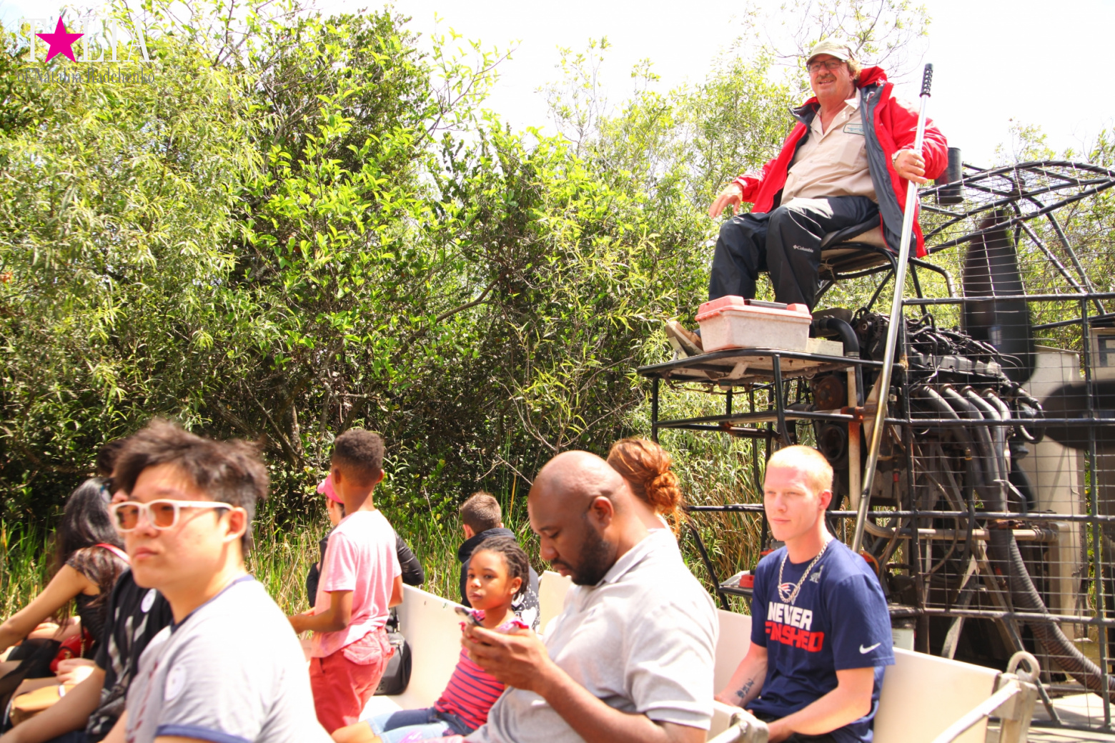 Катание на лодках по болоту с крокодилами в Gator Park, Эверглейдс, Майами