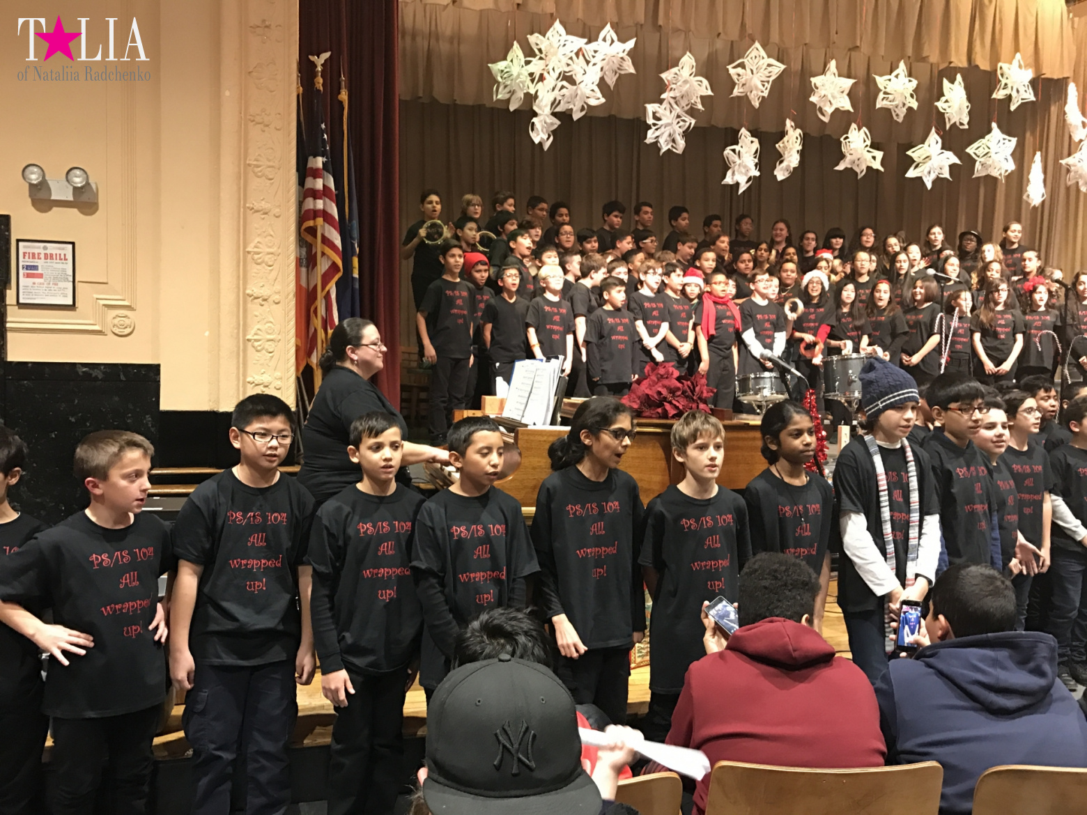 Новогоднее шоу в американской школе "Holiday show". Бэй Ридж, Нью-Йорк