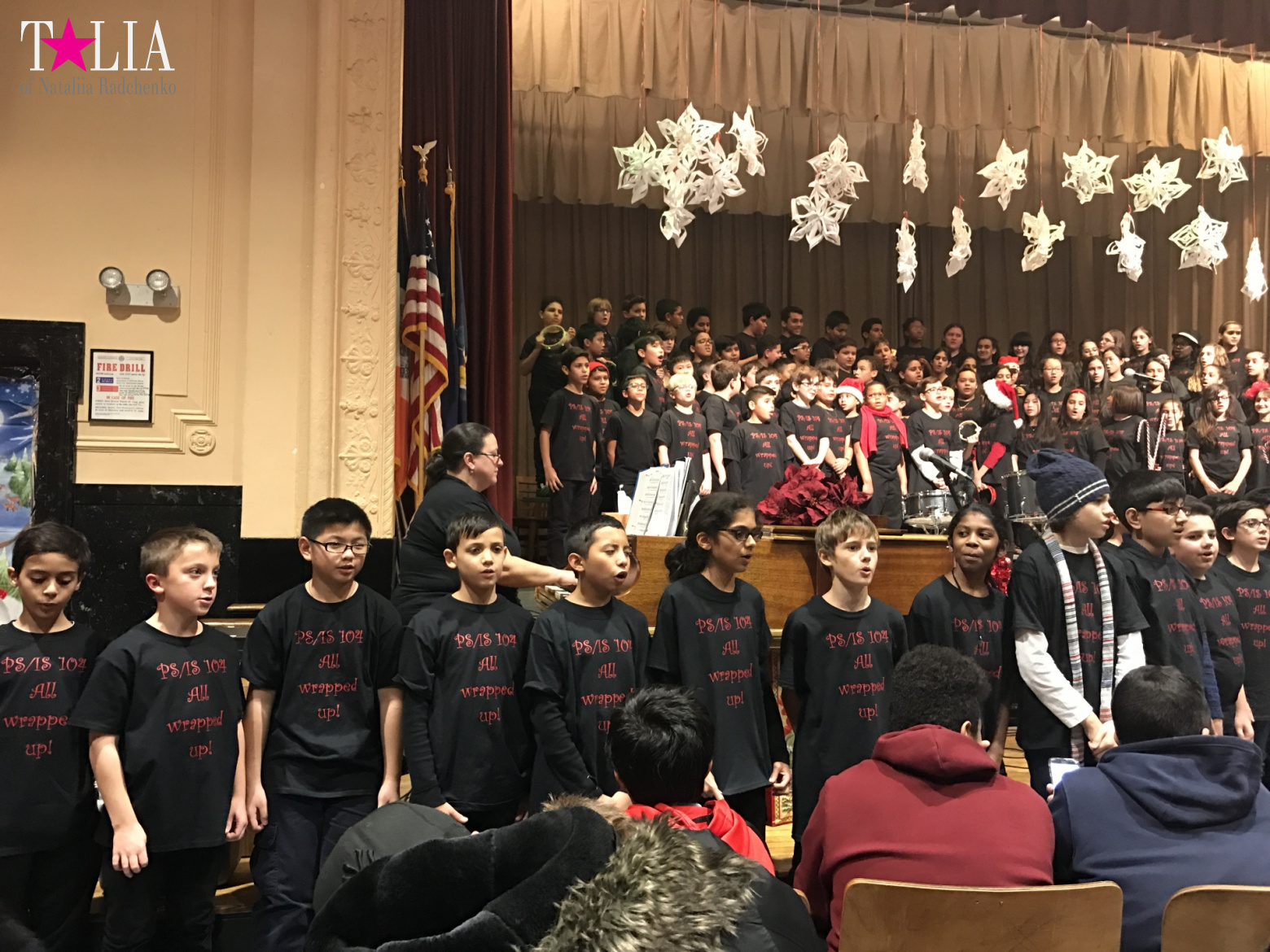 Новогоднее шоу в американской школе "Holiday show". Бэй Ридж, Нью-Йорк