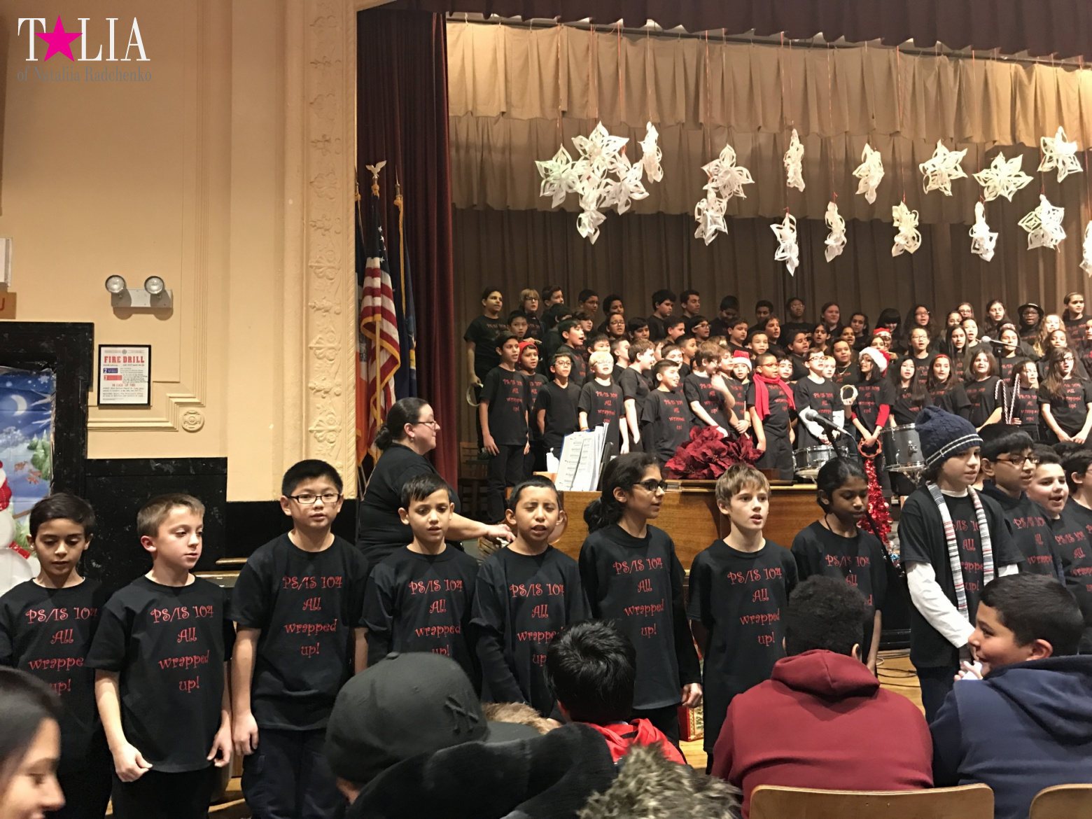 Новогоднее шоу в американской школе "Holiday show". Бэй Ридж, Нью-Йорк