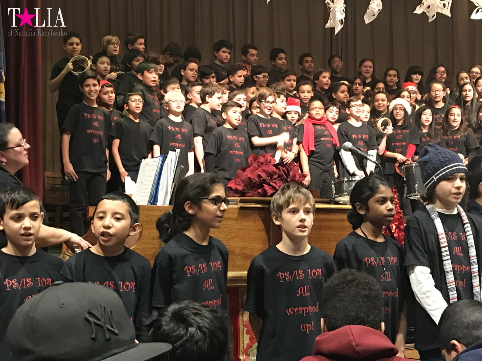Новогоднее шоу в американской школе "Holiday show". Бэй Ридж, Нью-Йорк