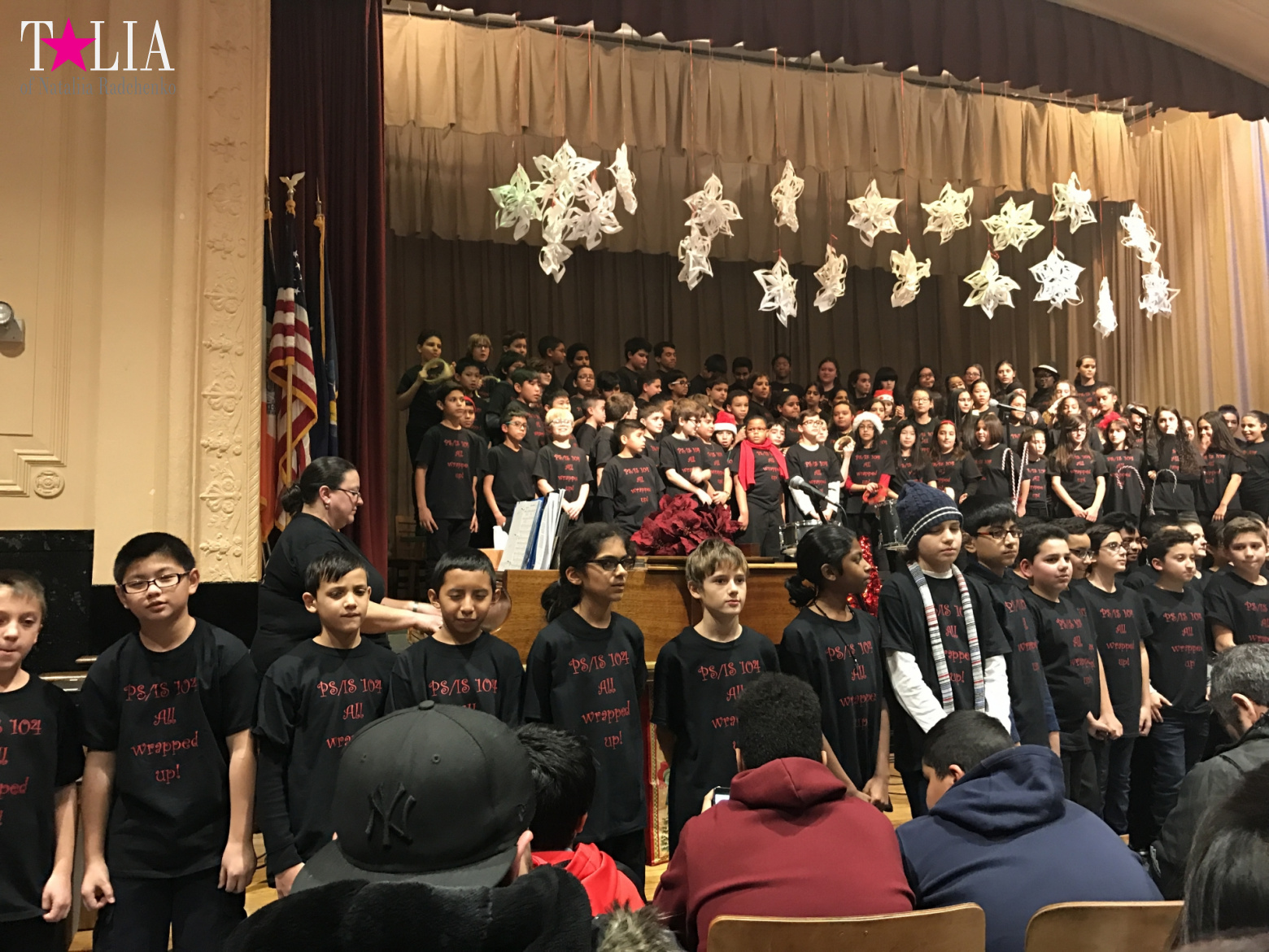 Новогоднее шоу в американской школе "Holiday show". Бэй Ридж, Нью-Йорк