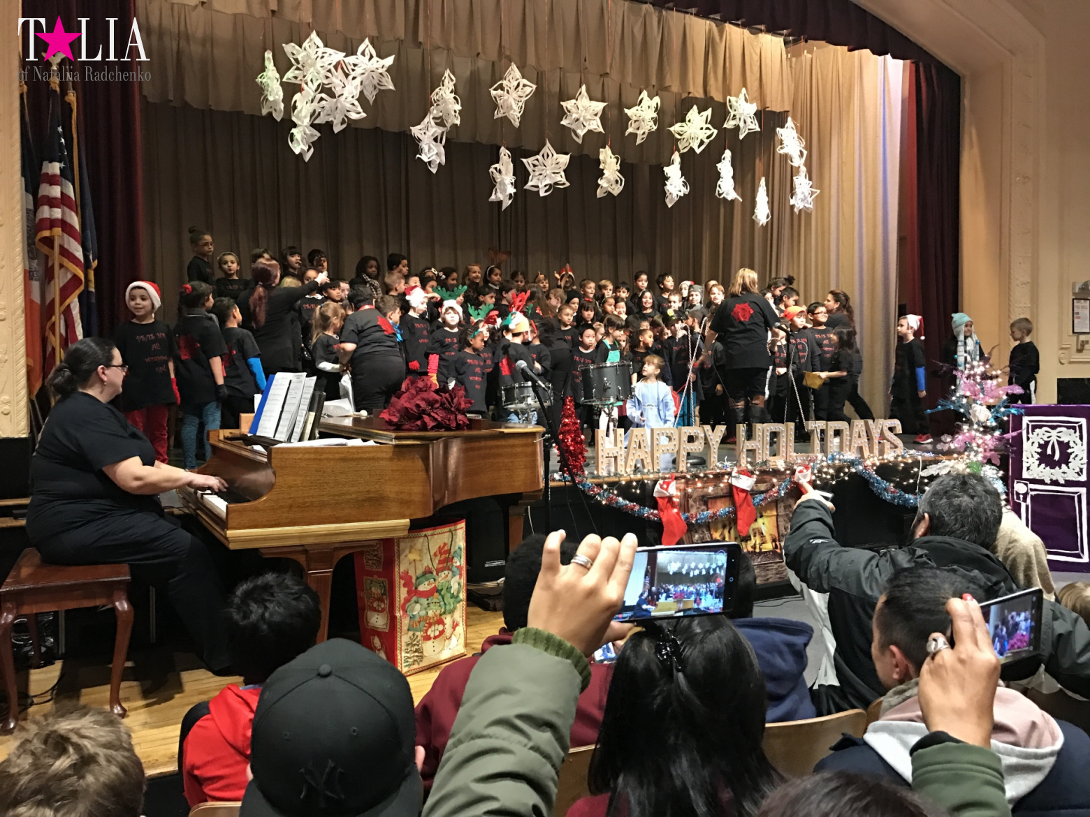 Новогоднее шоу в американской школе "Holiday show". Бэй Ридж, Нью-Йорк