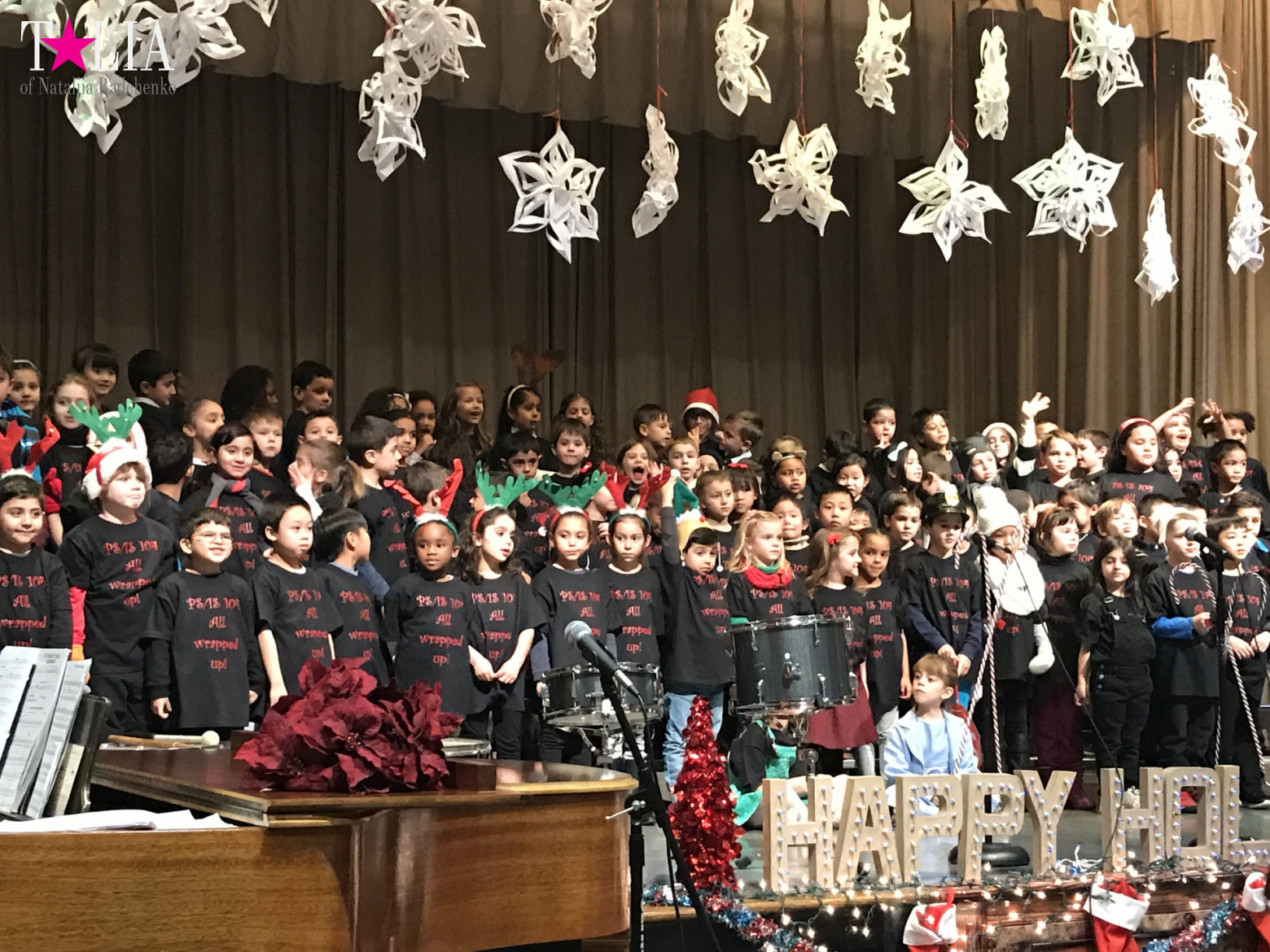 Новогоднее шоу в американской школе "Holiday show". Бэй Ридж, Нью-Йорк