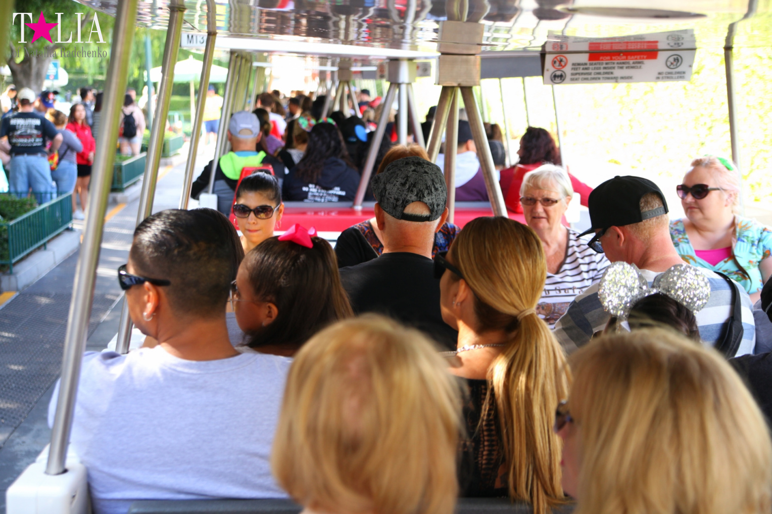 How to celebrate Halloween at the American Disneyland - decoration of the park  for Halloween