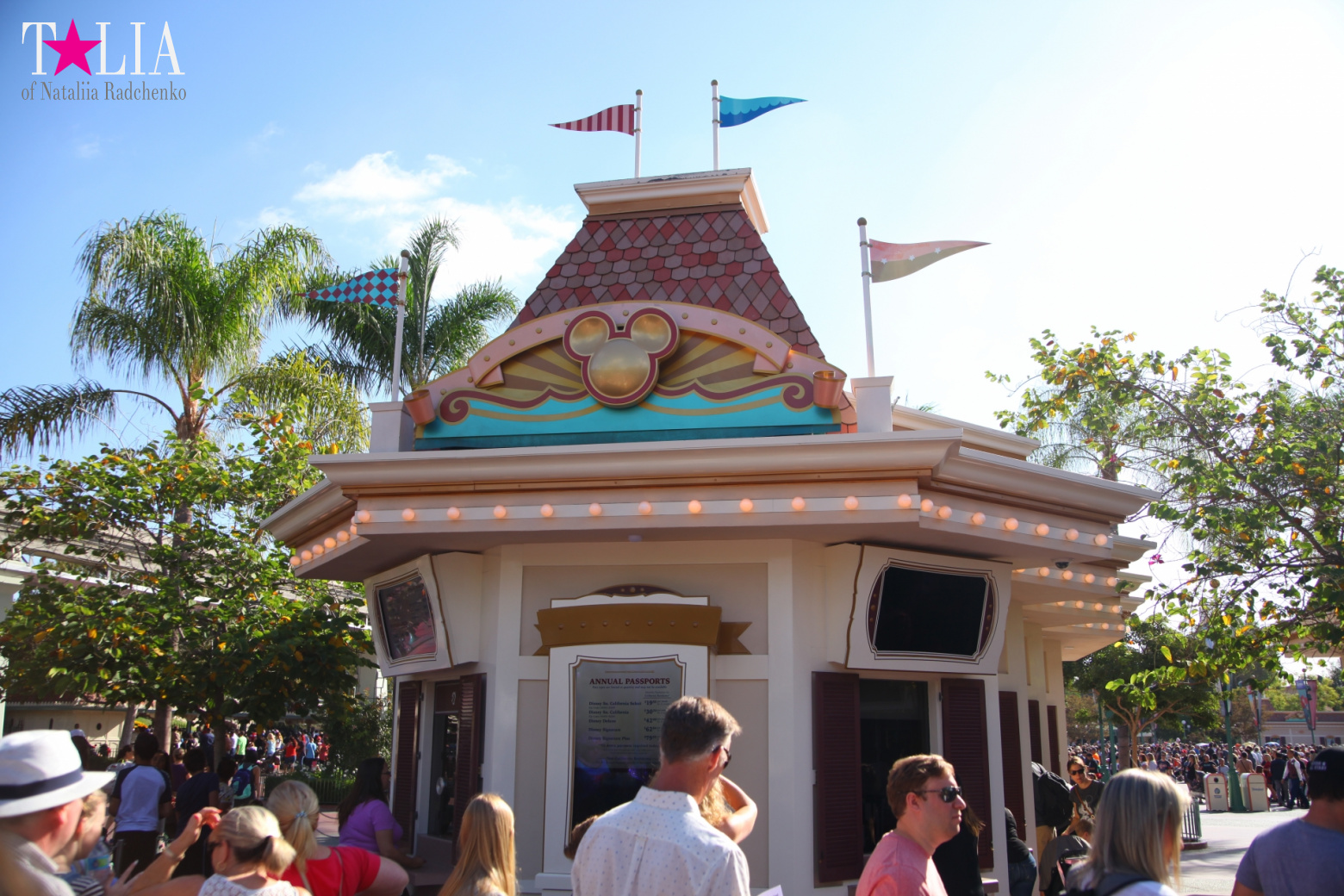 How to celebrate Halloween at the American Disneyland - decoration of the park  for Halloween