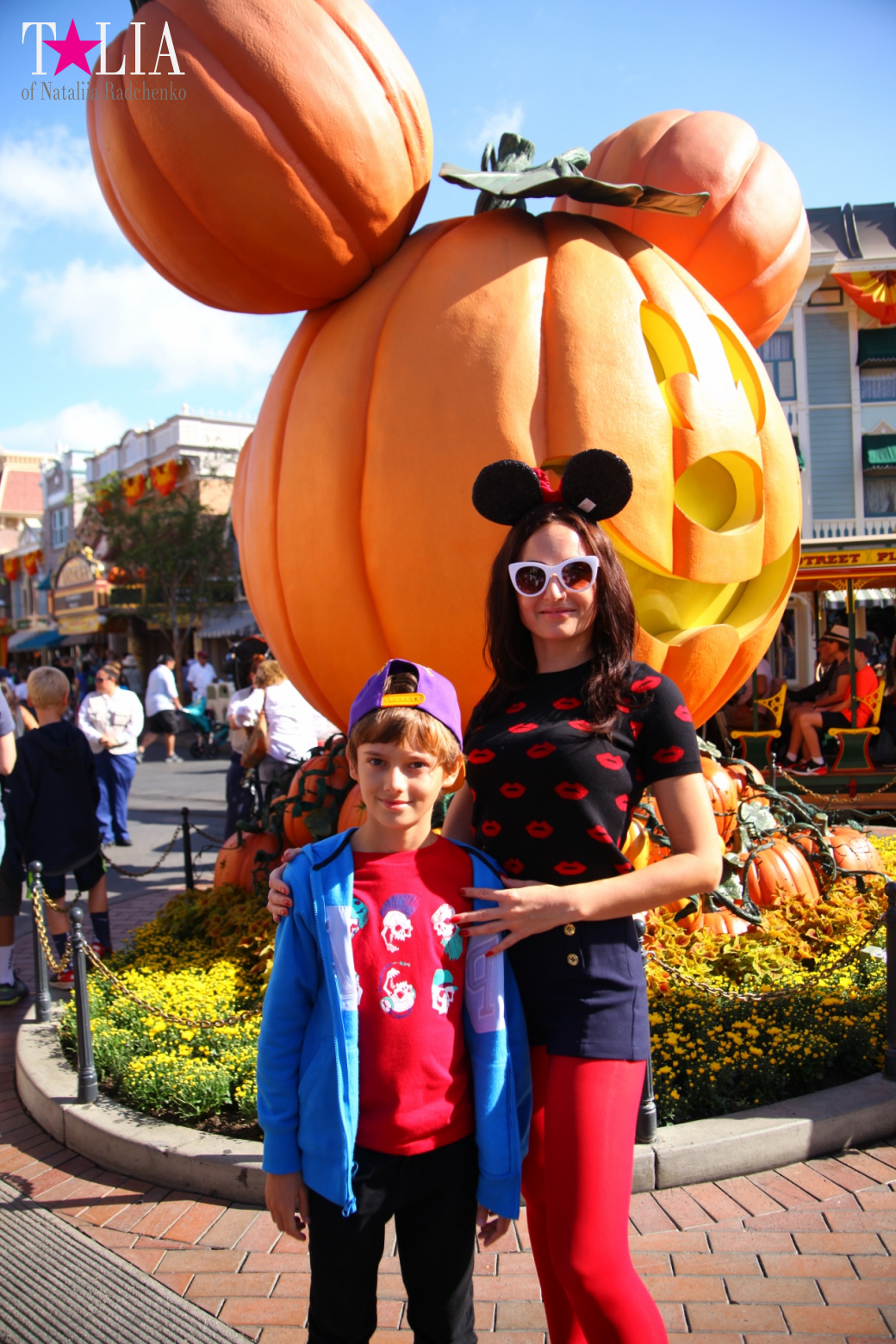 How to celebrate Halloween at the American Disneyland - decoration of the park  for Halloween