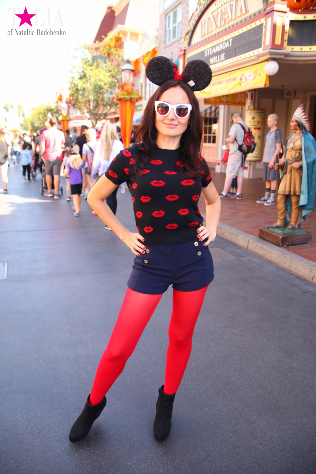 How to celebrate Halloween at the American Disneyland - decoration of the park  for Halloween