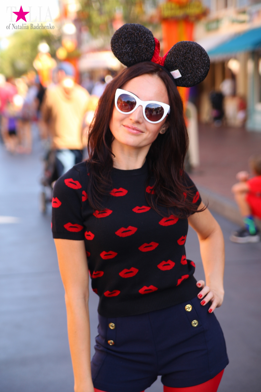 How to celebrate Halloween at the American Disneyland - decoration of the park  for Halloween