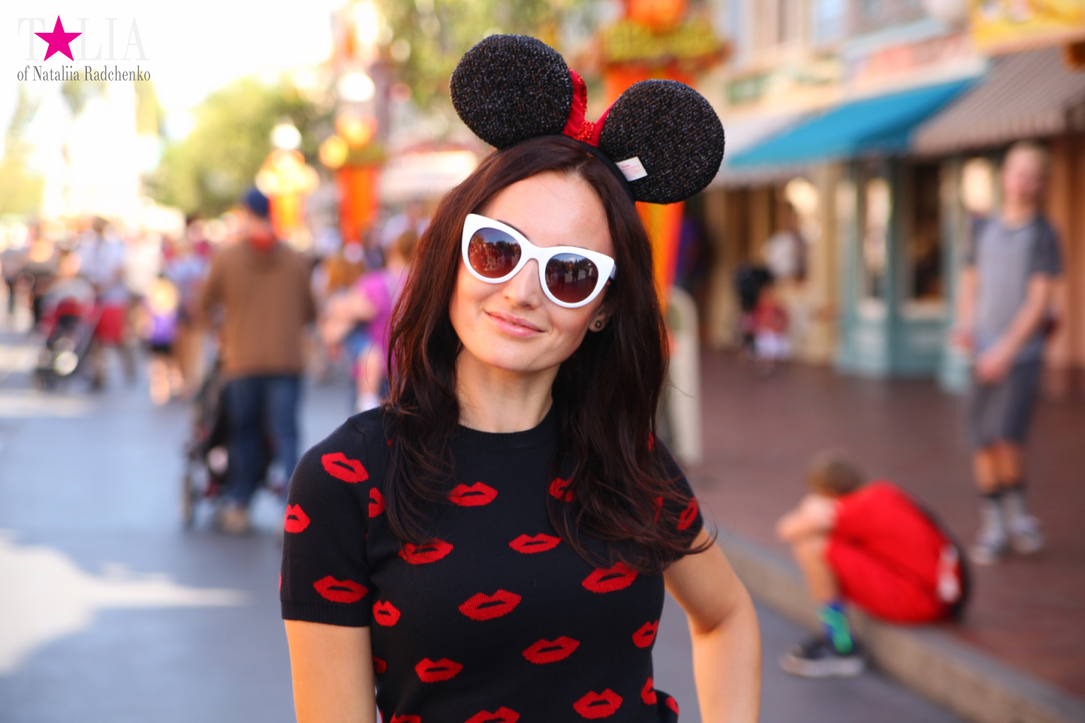 How to celebrate Halloween at the American Disneyland - decoration of the park  for Halloween