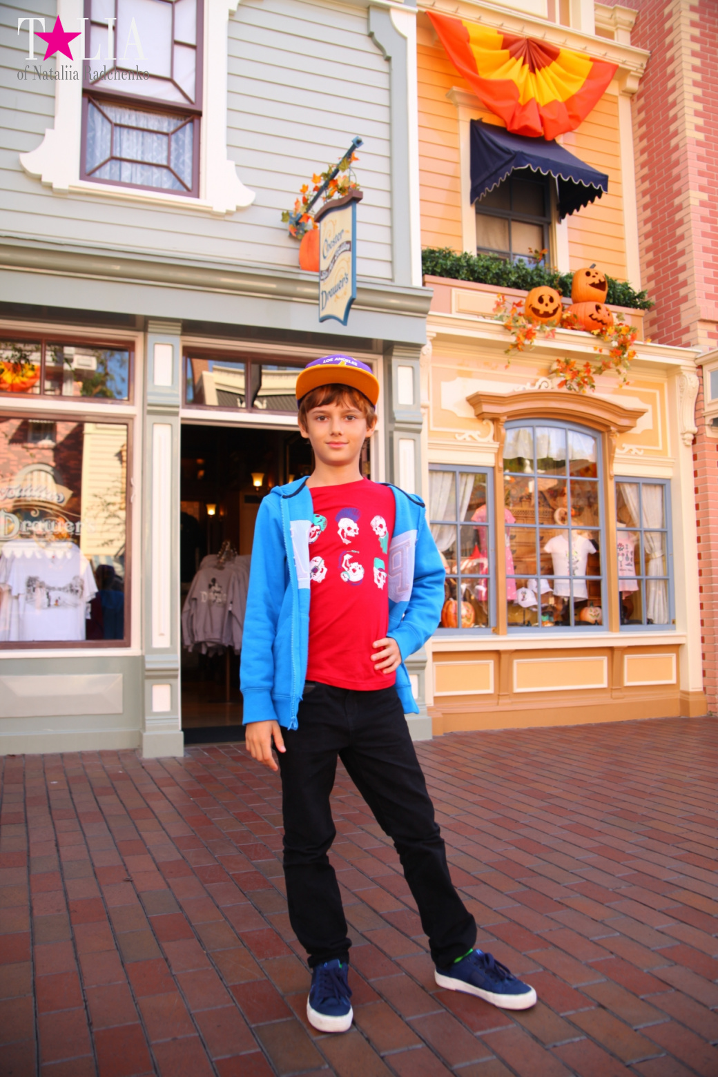 How to celebrate Halloween at the American Disneyland - decoration of the park  for Halloween