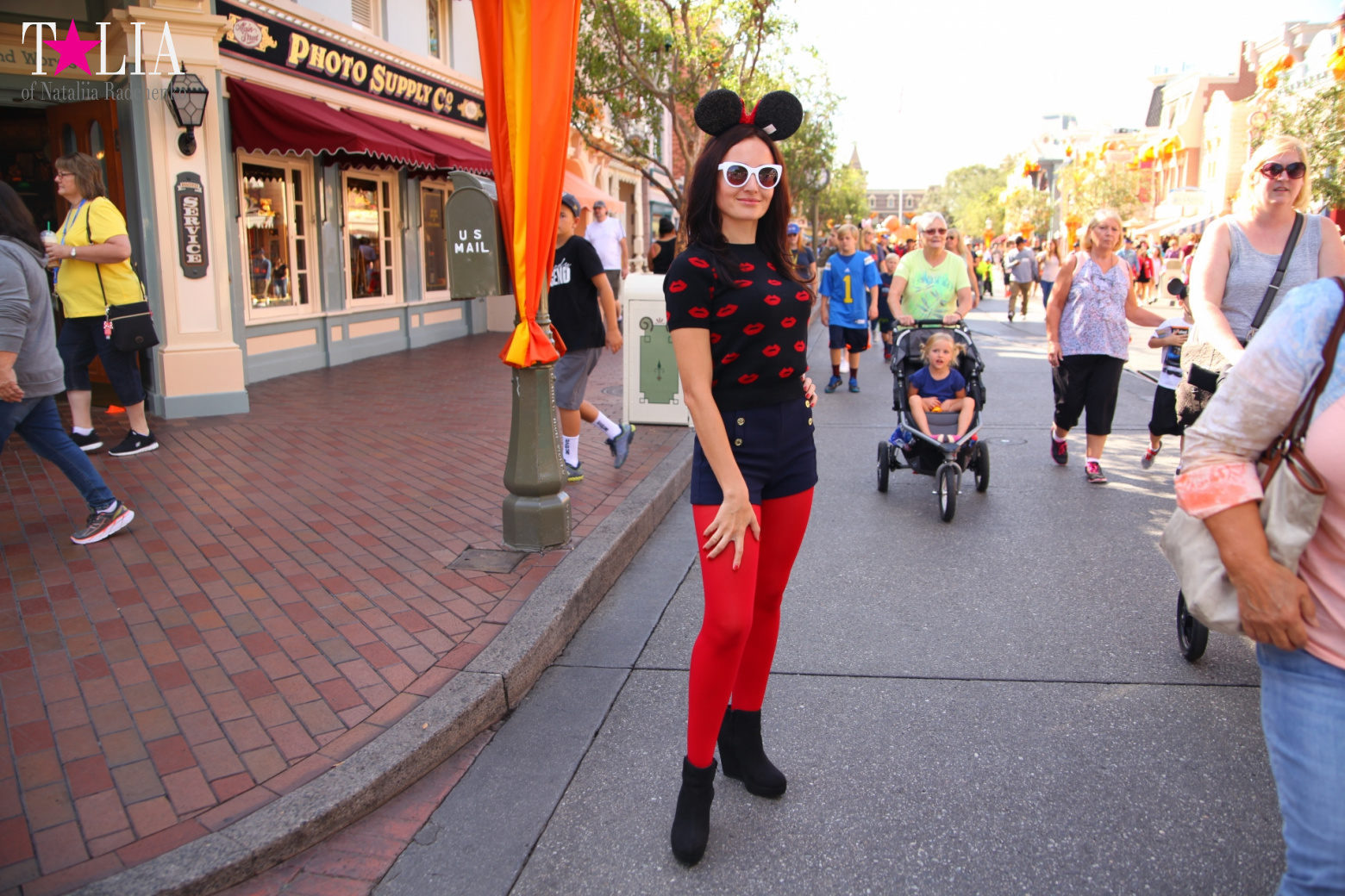 How to celebrate Halloween at the American Disneyland - decoration of the park  for Halloween