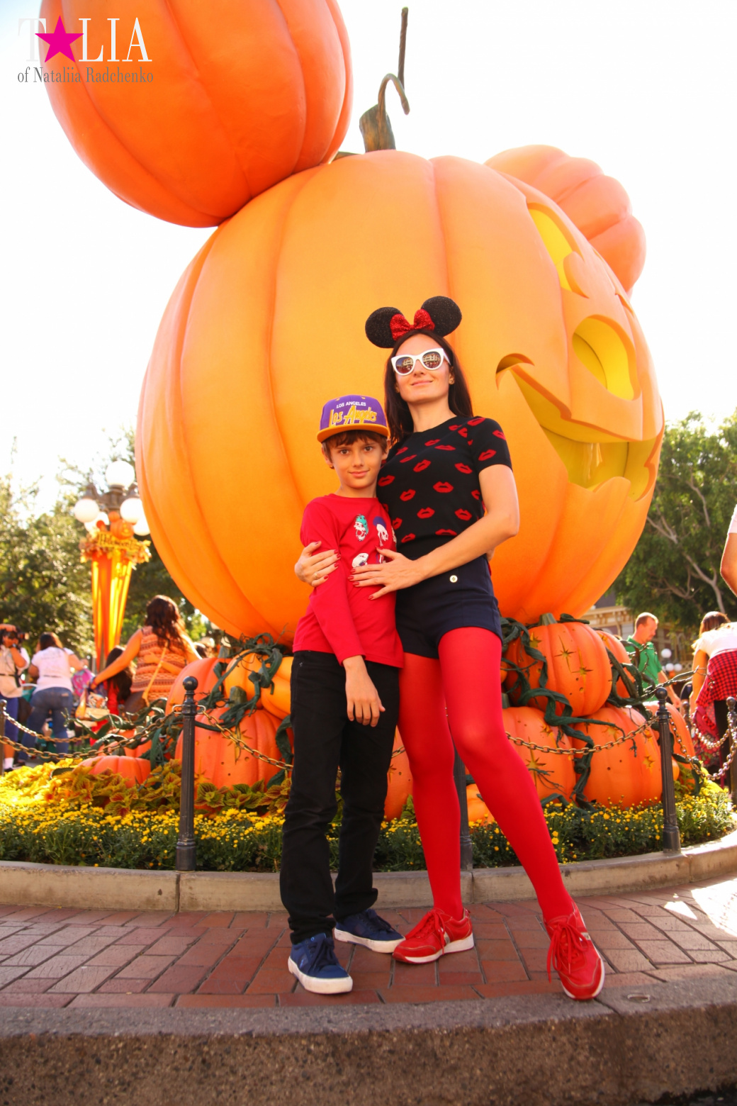 How to celebrate Halloween at the American Disneyland - decoration of the park  for Halloween