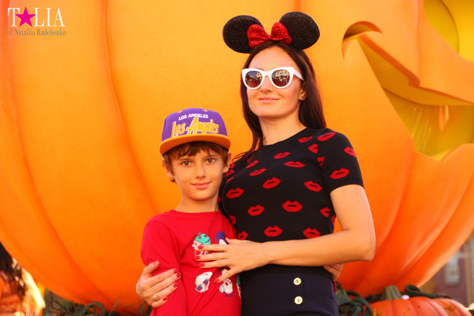 How to celebrate Halloween at the American Disneyland - decoration of the park  for Halloween