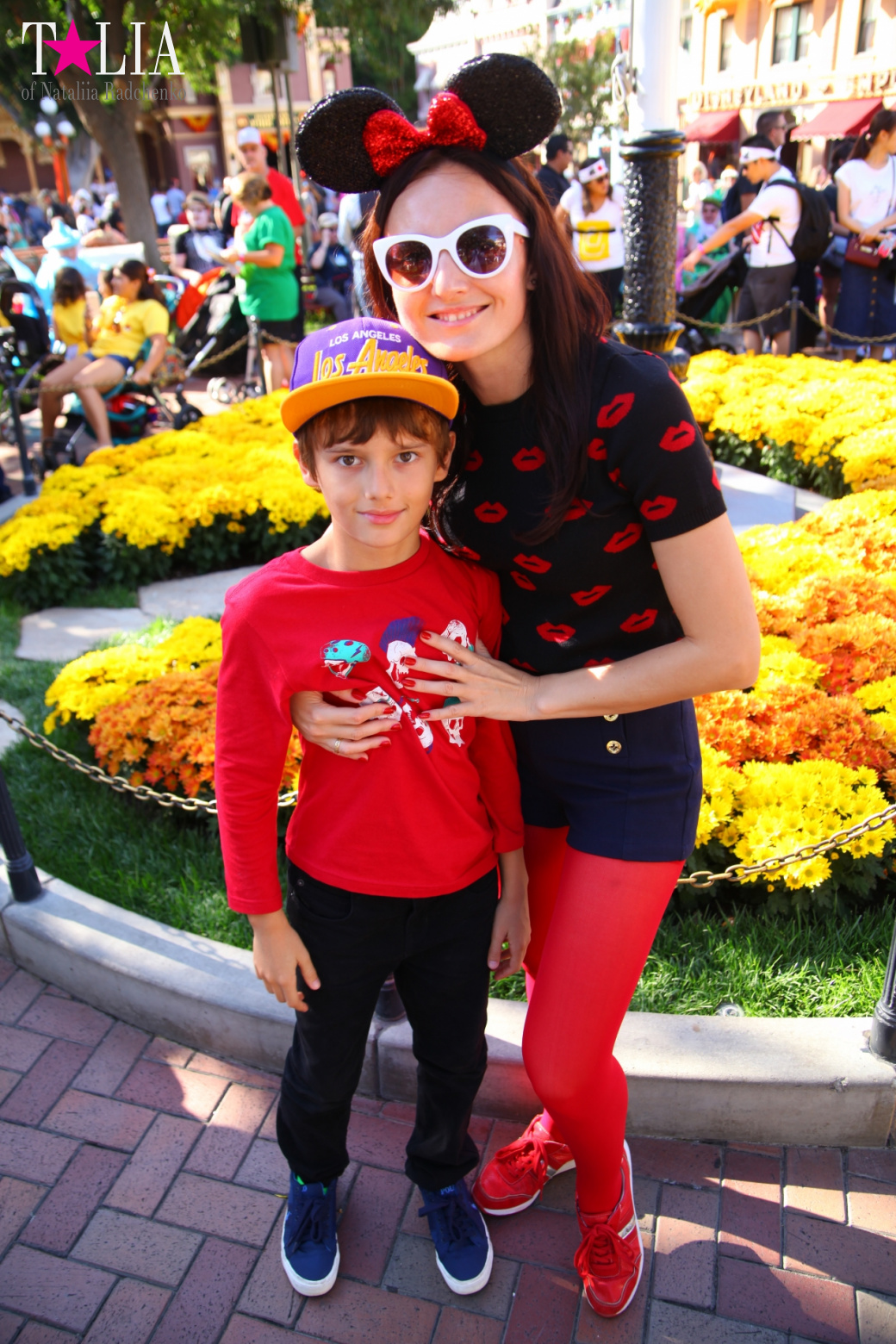 How to celebrate Halloween at the American Disneyland - decoration of the park  for Halloween