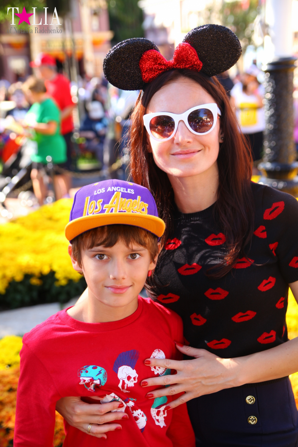 How to celebrate Halloween at the American Disneyland - decoration of the park  for Halloween