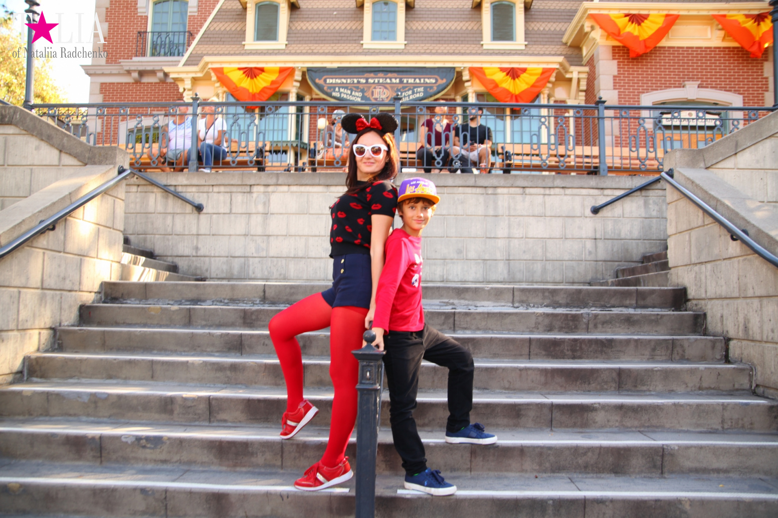 How to celebrate Halloween at the American Disneyland - decoration of the park  for Halloween