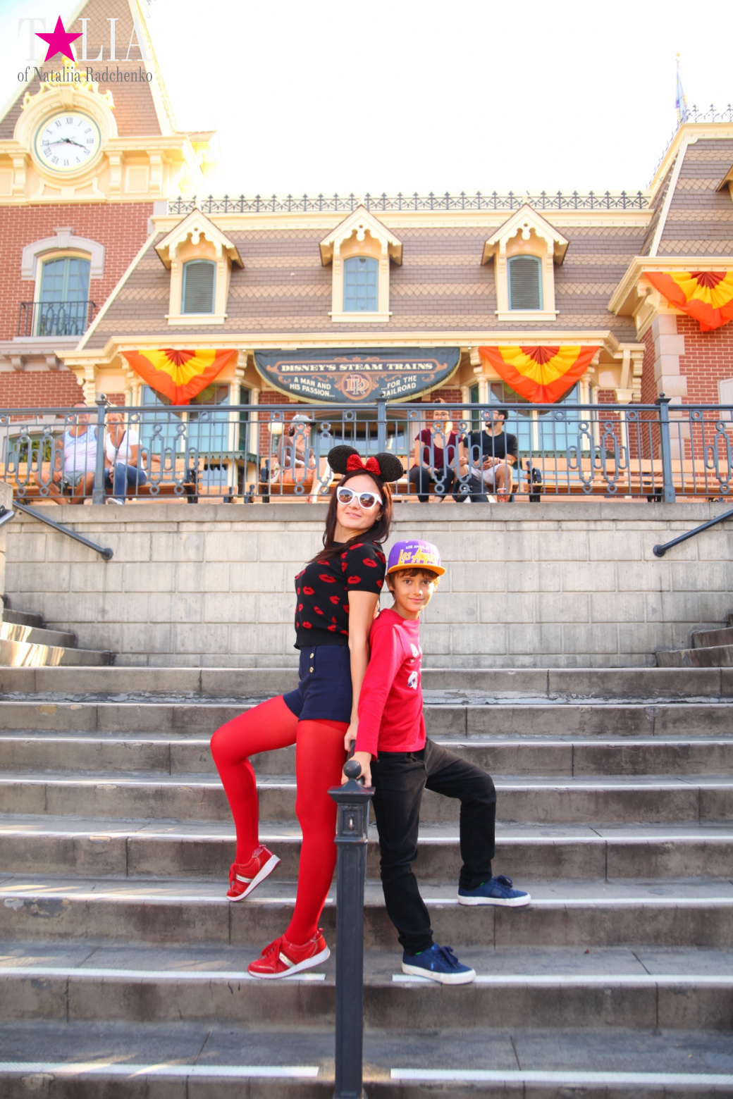 How to celebrate Halloween at the American Disneyland - decoration of the park  for Halloween