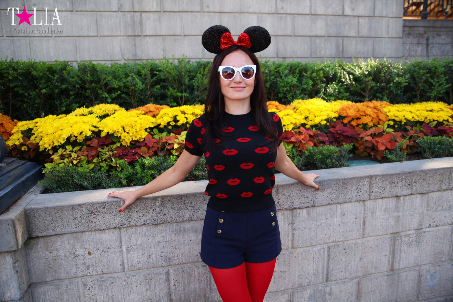 How to celebrate Halloween at the American Disneyland - decoration of the park  for Halloween