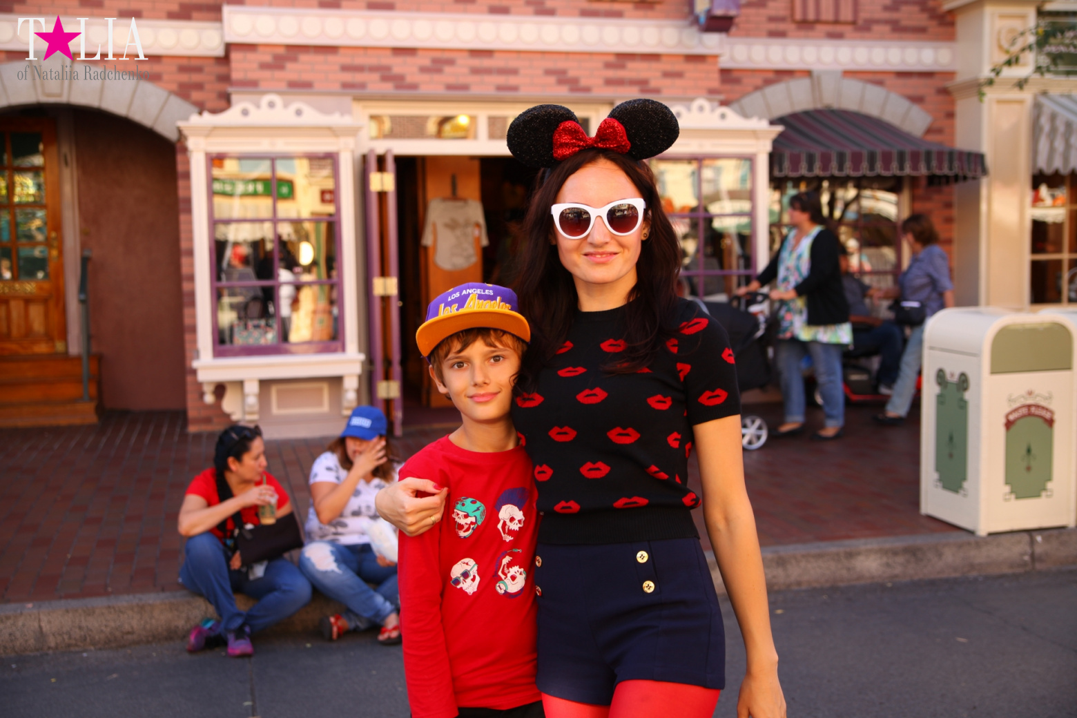 How to celebrate Halloween at the American Disneyland - decoration of the park  for Halloween