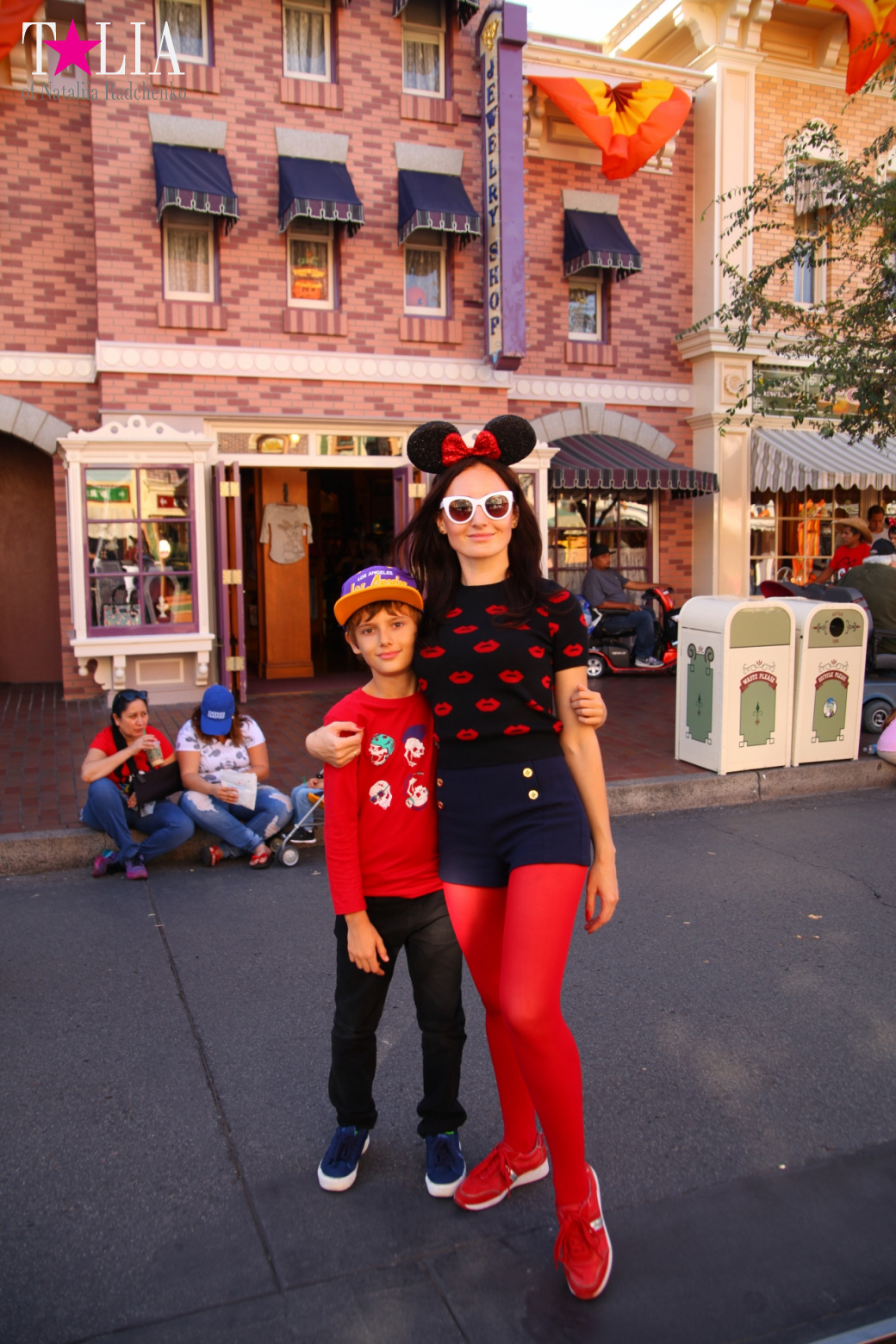 How to celebrate Halloween at the American Disneyland - decoration of the park  for Halloween