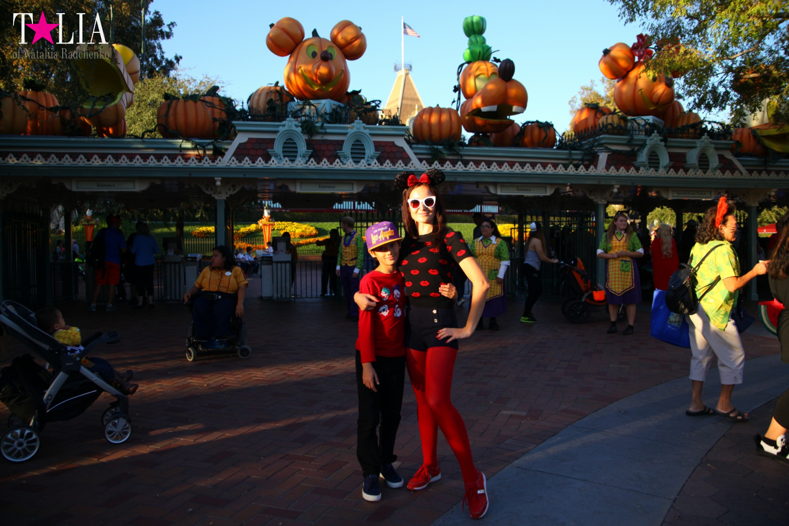 How to celebrate Halloween at the American Disneyland - decoration of the park  for Halloween