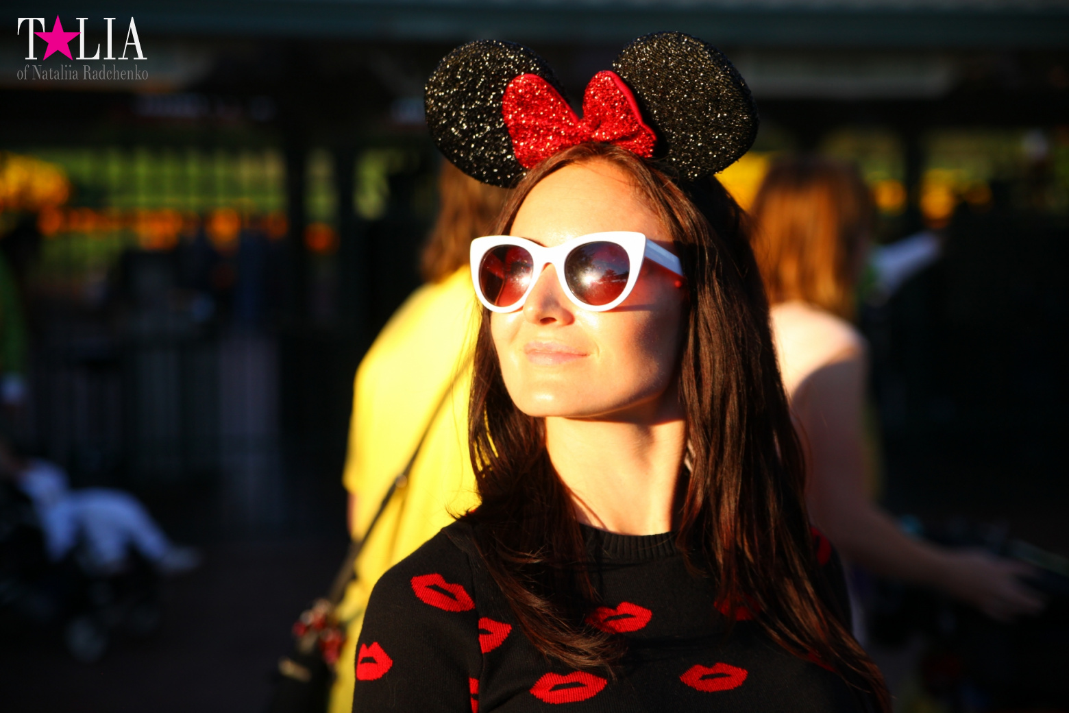 How to celebrate Halloween at the American Disneyland - decoration of the park  for Halloween