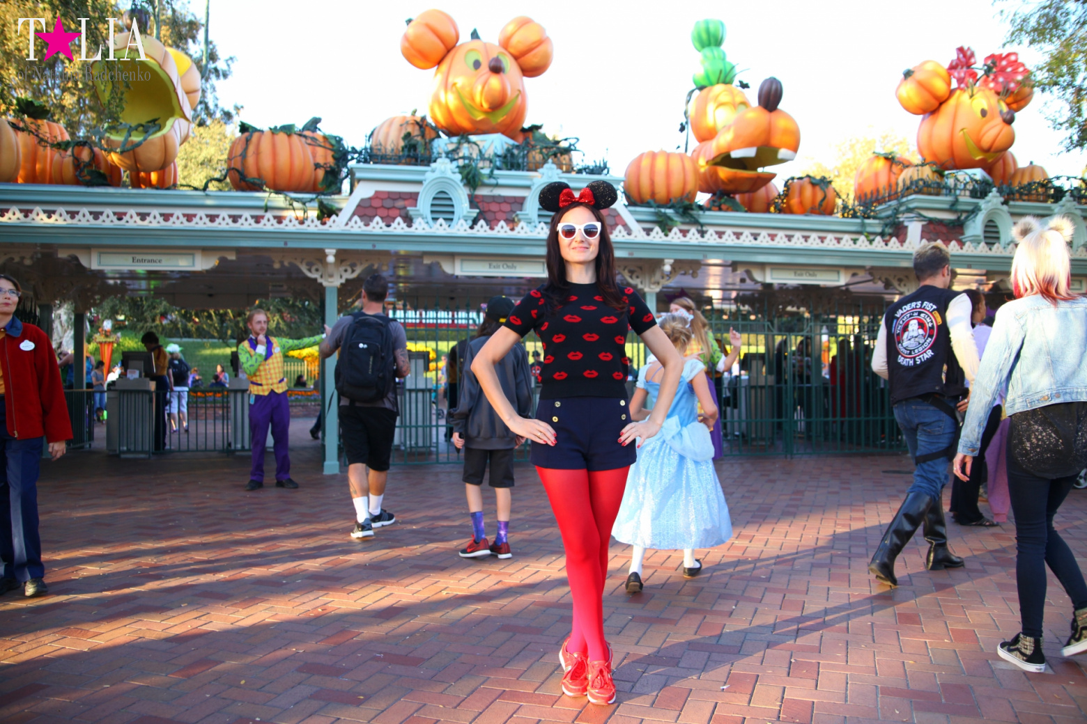 How to celebrate Halloween at the American Disneyland - decoration of the park  for Halloween