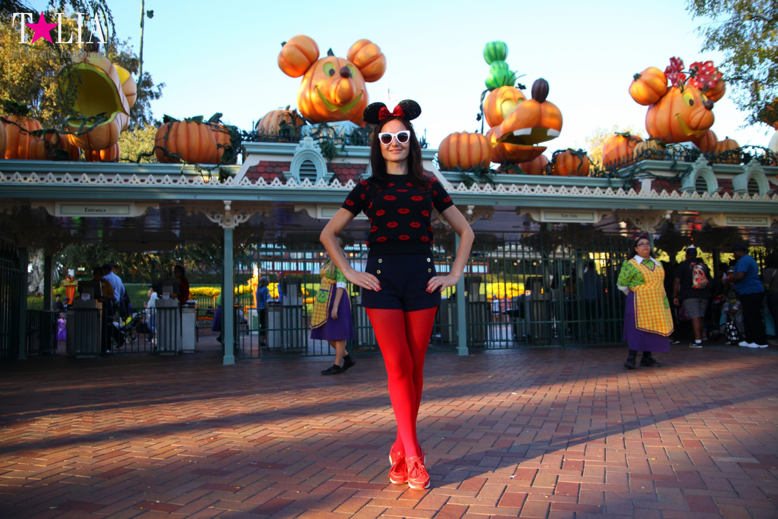 How to celebrate Halloween at the American Disneyland - decoration of the park  for Halloween