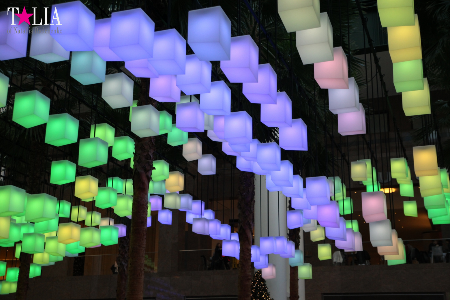 Световая инсталляция Luminaries в Зимнем саду Брукфилд Плейс Всемирного Финансового Центра, Нью-Йорк-Сити