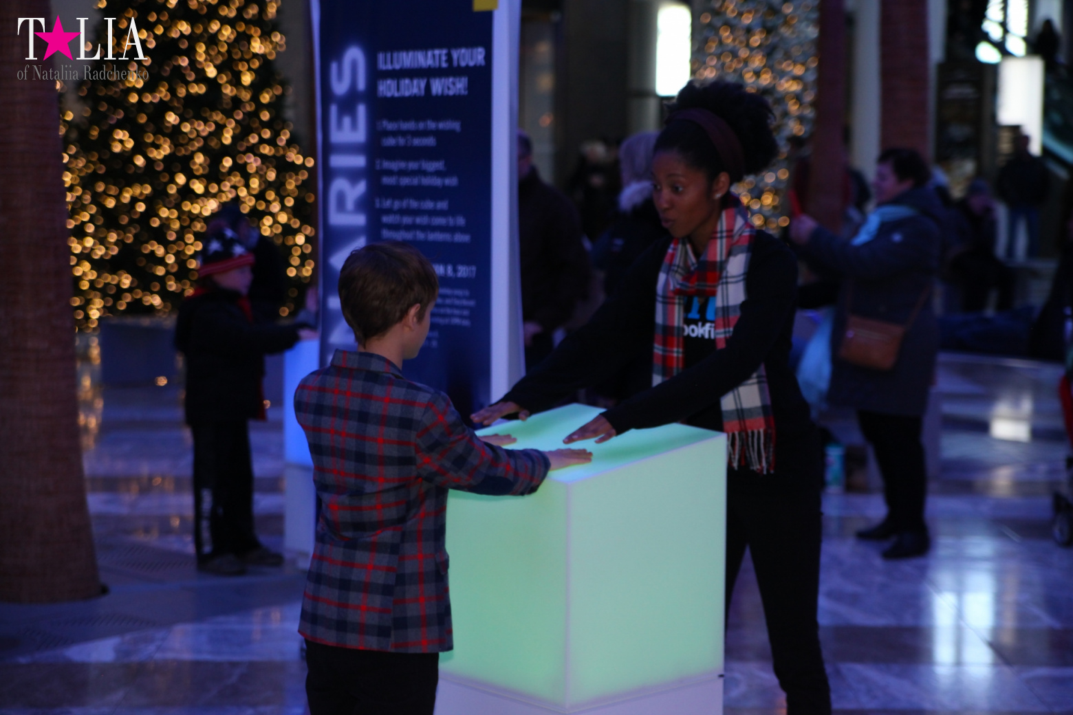 Световая инсталляция Luminaries в Зимнем саду Брукфилд Плейс Всемирного Финансового Центра, Нью-Йорк-Сити