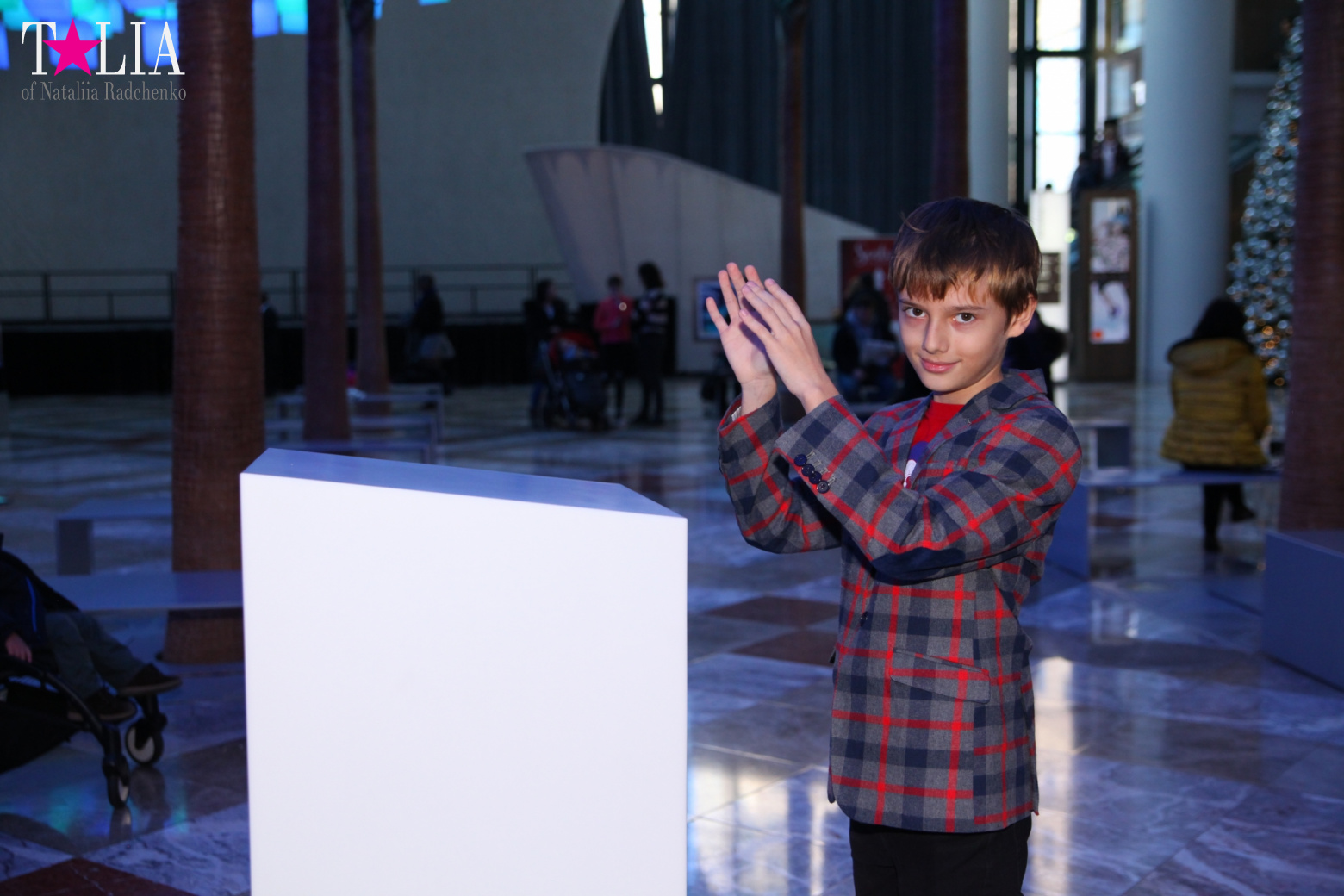 Световая инсталляция Luminaries в Зимнем саду Брукфилд Плейс Всемирного Финансового Центра, Нью-Йорк-Сити