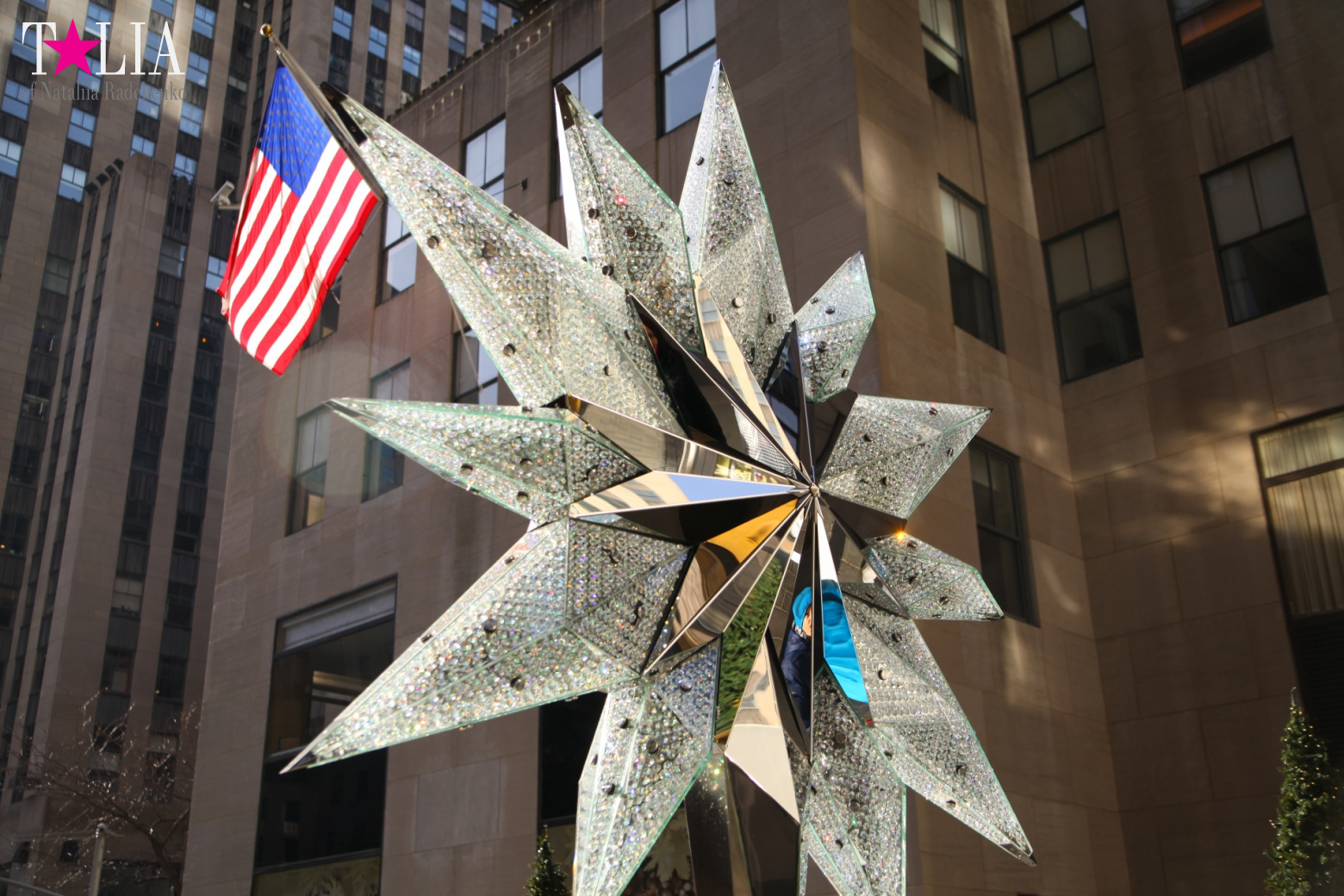 Главная рождественская елка Нью-Йорка возле Рокфеллер-Центра на Манхэттене
