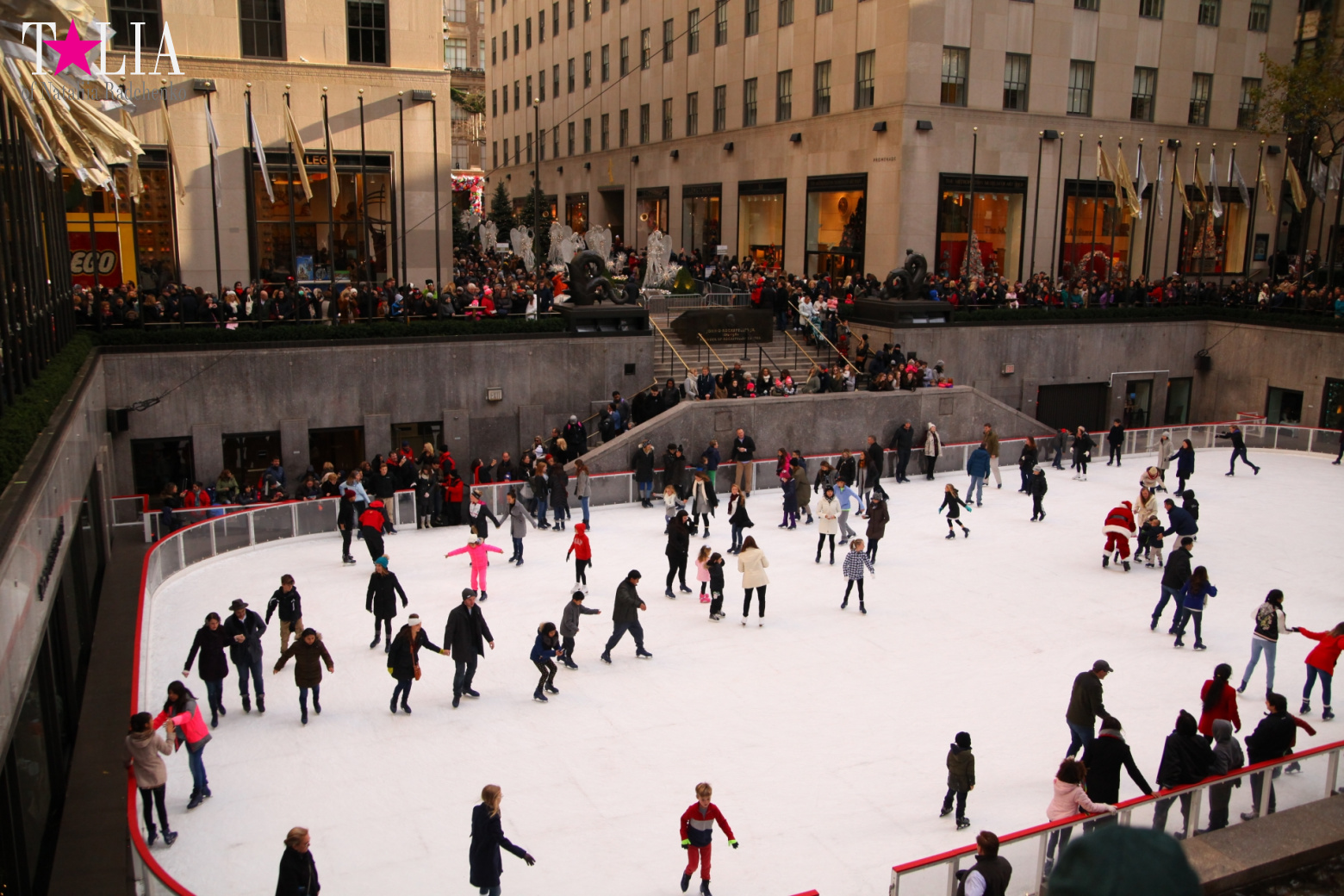 Главная рождественская елка Нью-Йорка возле Рокфеллер-Центра на Манхэттене