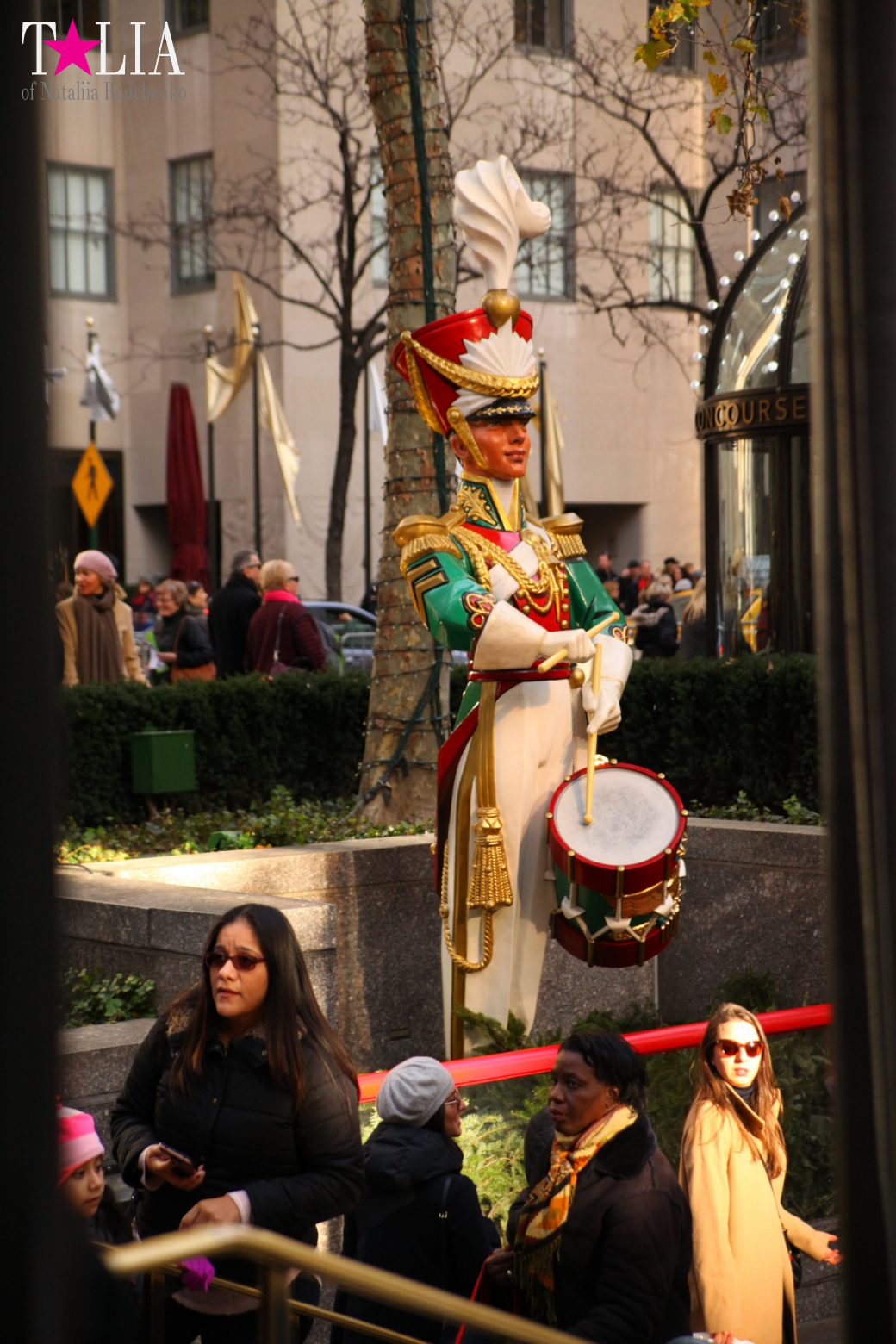 Главная рождественская елка Нью-Йорка возле Рокфеллер-Центра на Манхэттене