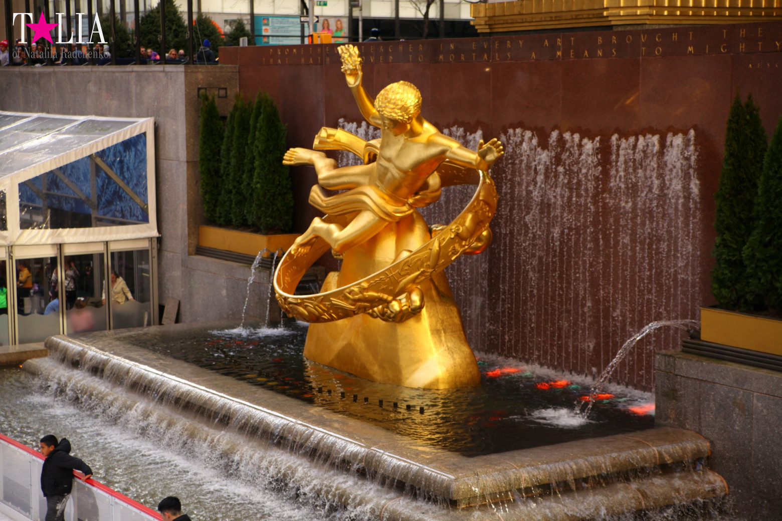 Главная рождественская елка Нью-Йорка возле Рокфеллер-Центра на Манхэттене