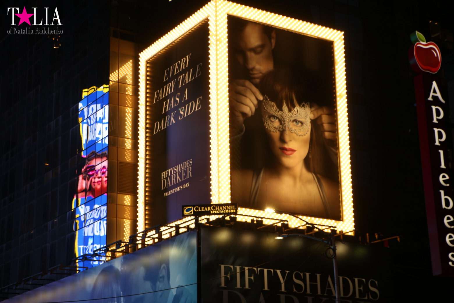 Скульптура Сердце ко Дню Святого Валентина и Красные Ступеньки Даффи на Таймс Сквер