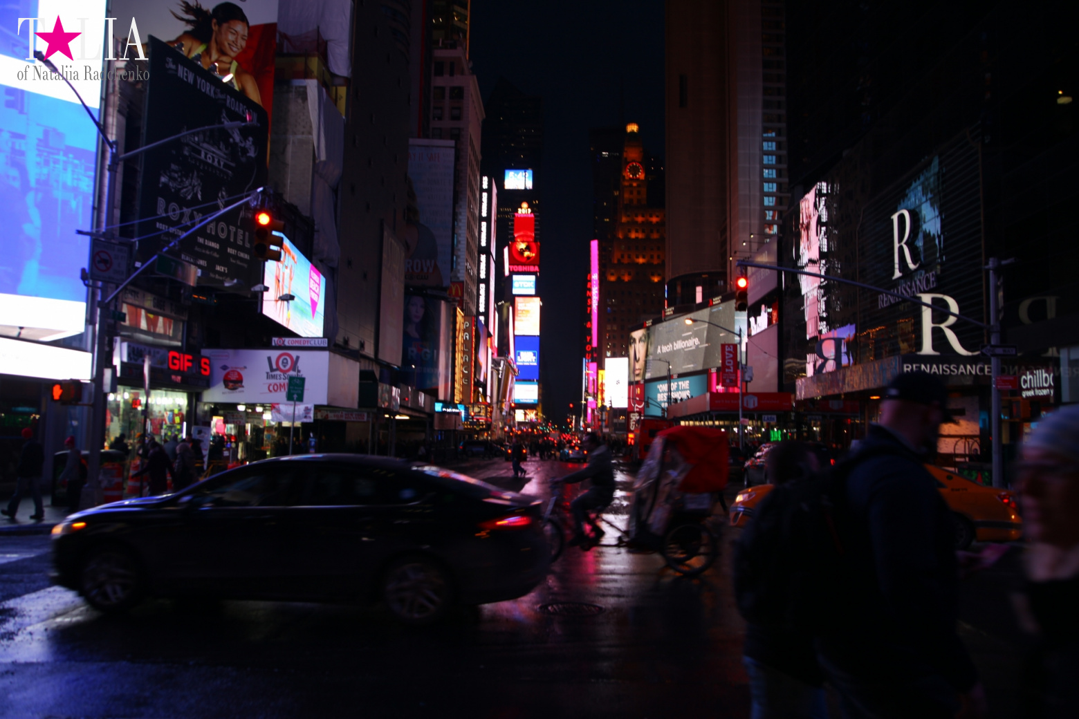 Скульптура Сердце ко Дню Святого Валентина и Красные Ступеньки Даффи на Таймс Сквер