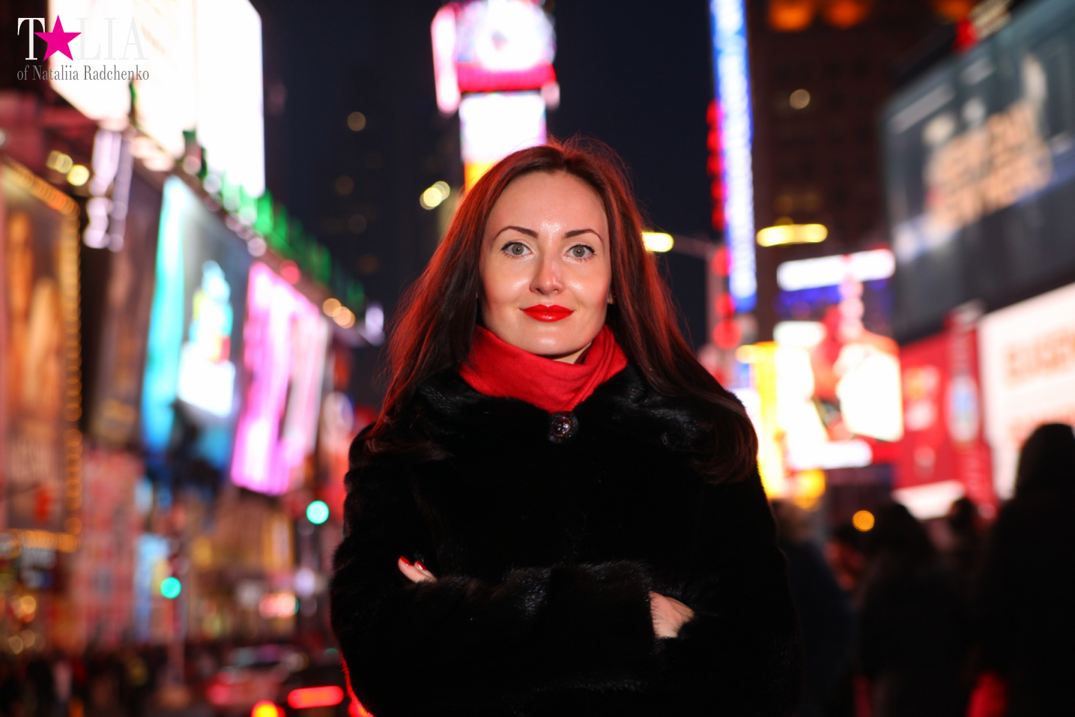 Скульптура Сердце ко Дню Святого Валентина и Красные Ступеньки Даффи на Таймс Сквер