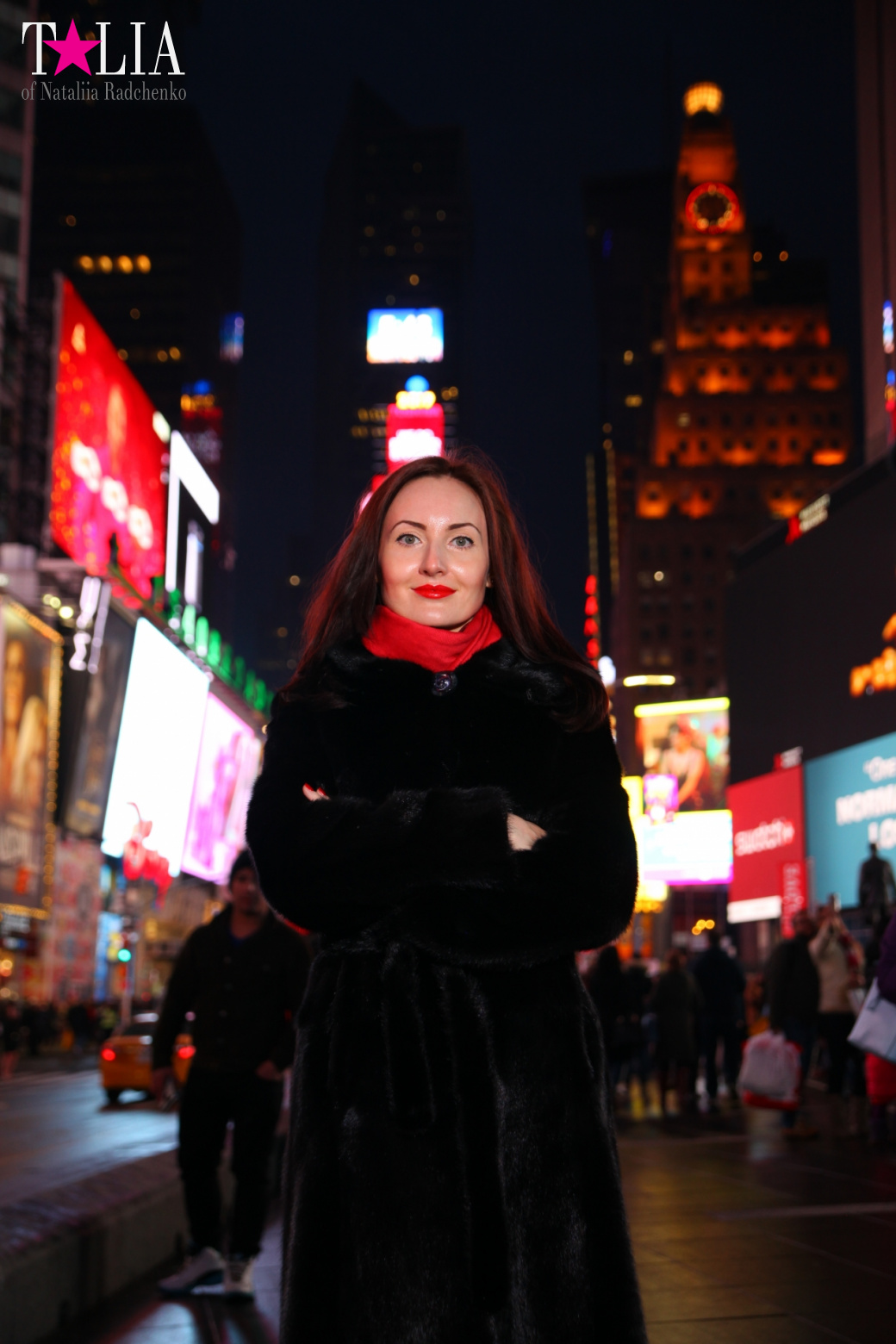 Скульптура Сердце ко Дню Святого Валентина и Красные Ступеньки Даффи на Таймс Сквер