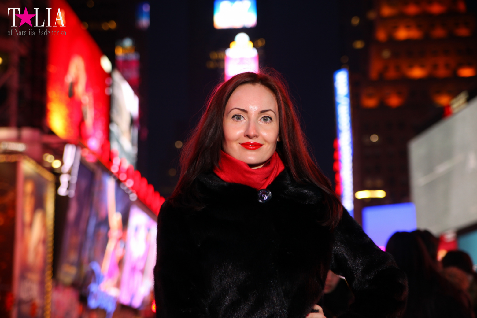 Скульптура Сердце ко Дню Святого Валентина и Красные Ступеньки Даффи на Таймс Сквер